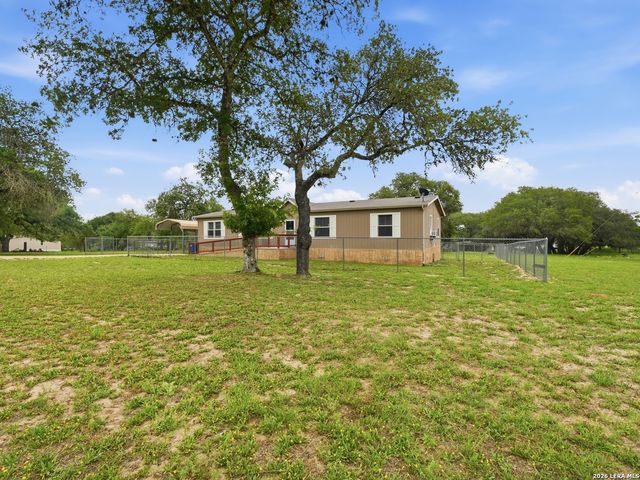 102 Mil Encinos, Adkins, TX 78101