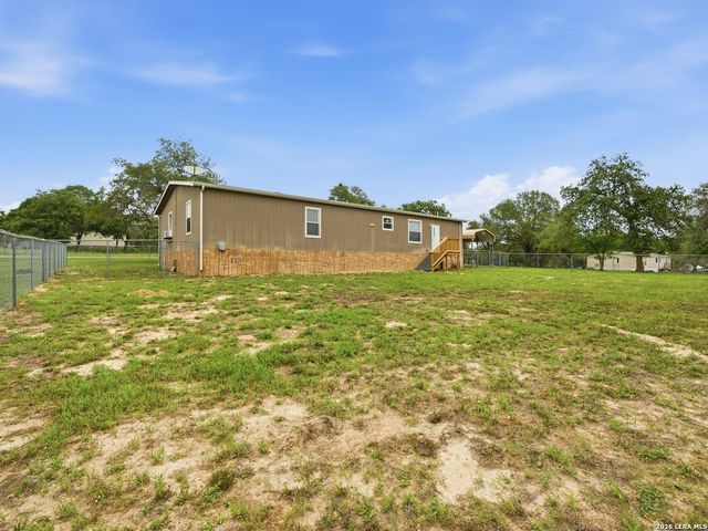 102 Mil Encinos, Adkins, TX 78101