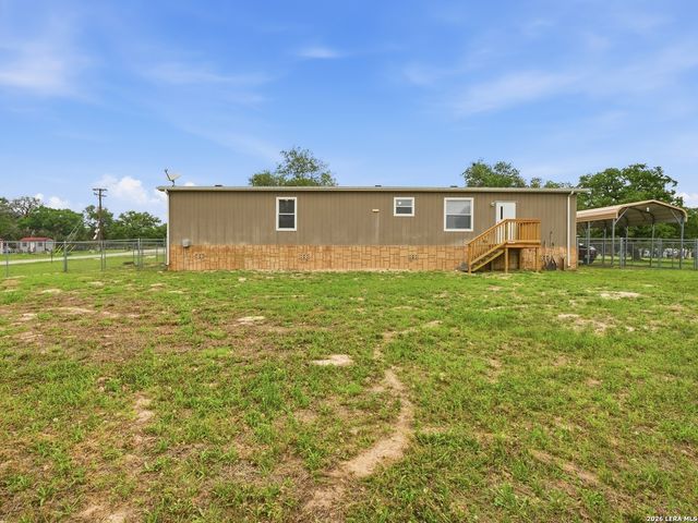 102 Mil Encinos, Adkins, TX 78101