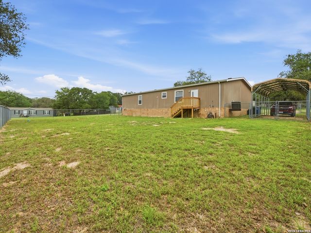 102 Mil Encinos, Adkins, TX 78101