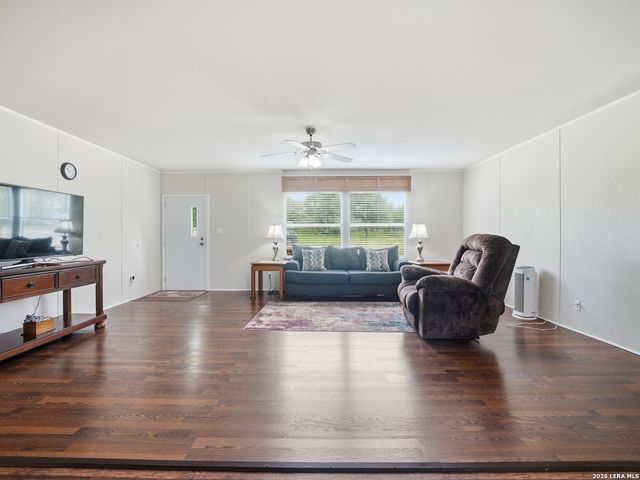 102 Mil Encinos, Adkins, TX 78101