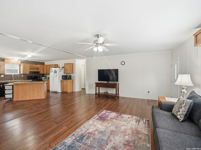 102 Mil Encinos, Adkins, TX 78101