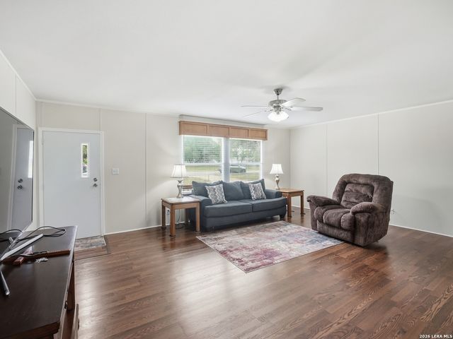 102 Mil Encinos, Adkins, TX 78101