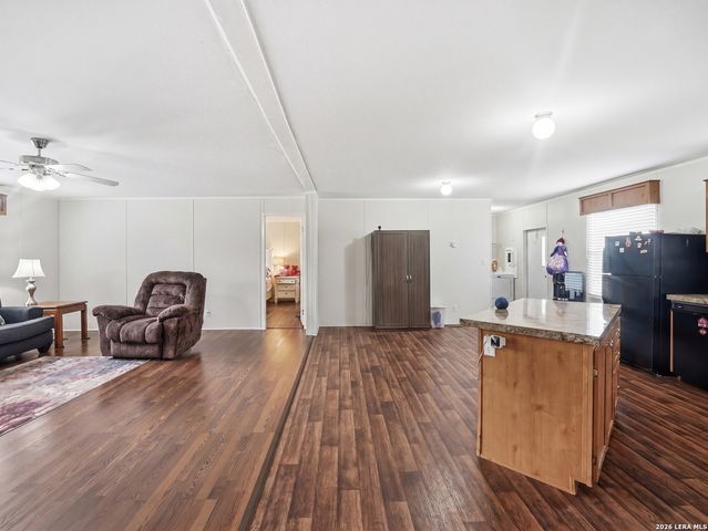 102 Mil Encinos, Adkins, TX 78101