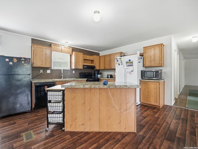 102 Mil Encinos, Adkins, TX 78101