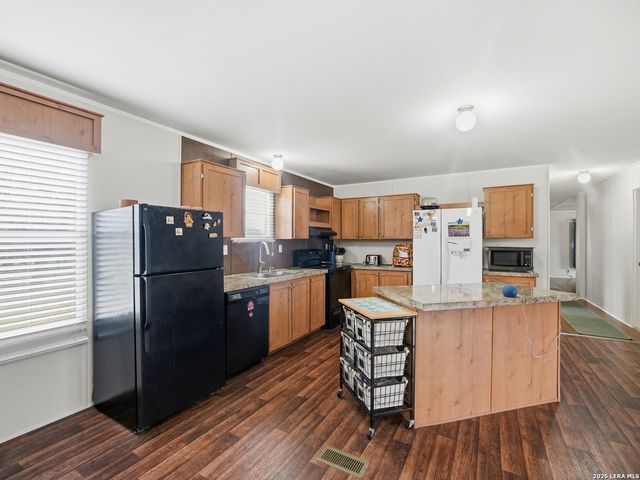 102 Mil Encinos, Adkins, TX 78101