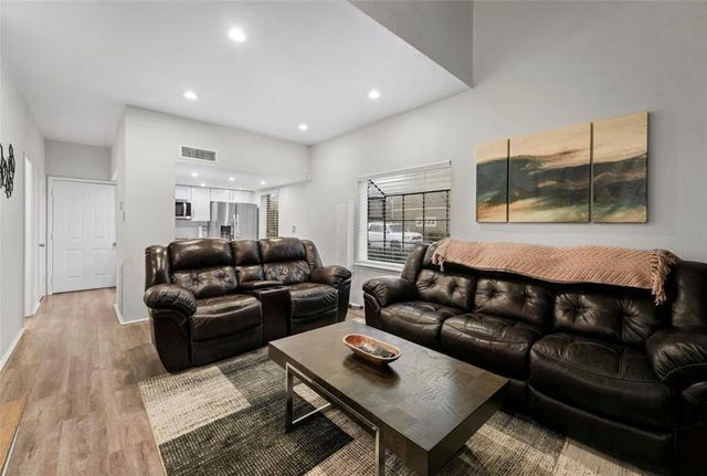 1920 Augusta Drive 30, Houston, TX 77057