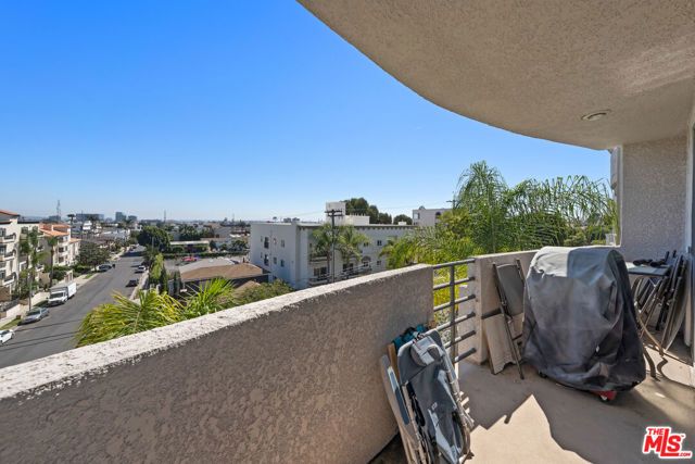 11535 Rochester Avenue 301, Los Angeles, CA 90025
