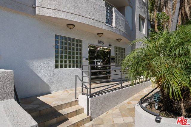 11535 Rochester Avenue 301, Los Angeles, CA 90025