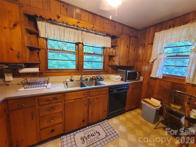 886 Hanging Rock Road, Spruce Pine, NC 28777