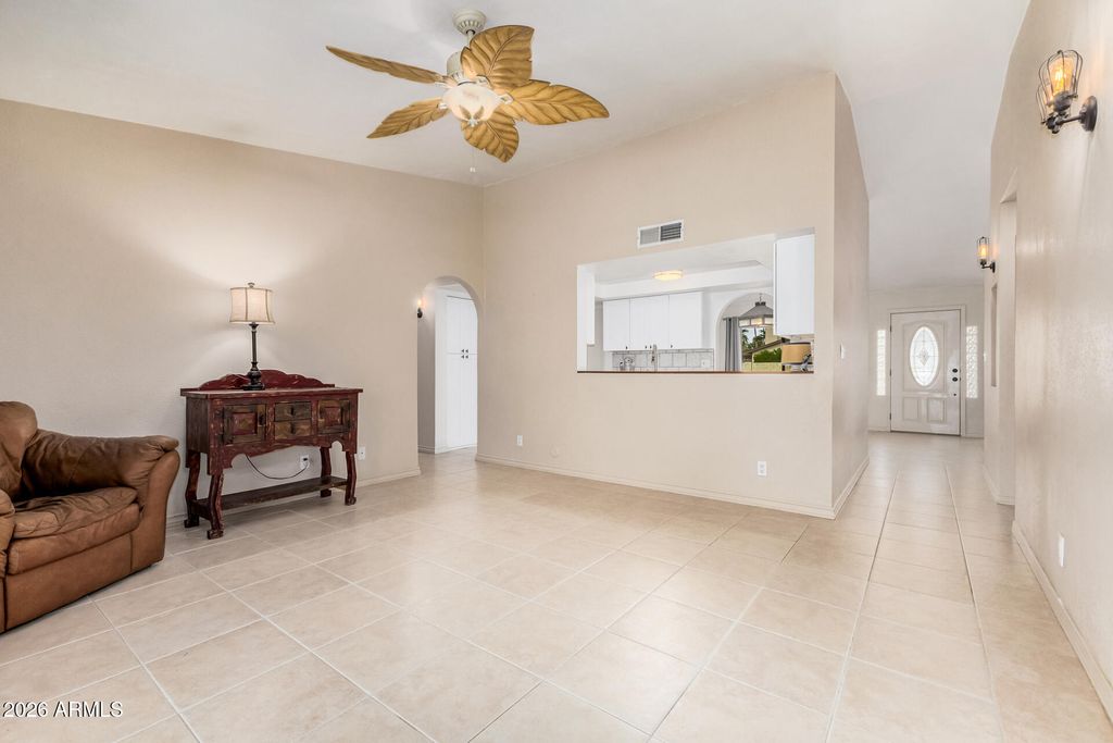 Image 15 of property listing at 10765 E SAHUARO Drive, Scottsdale, AZ 85259