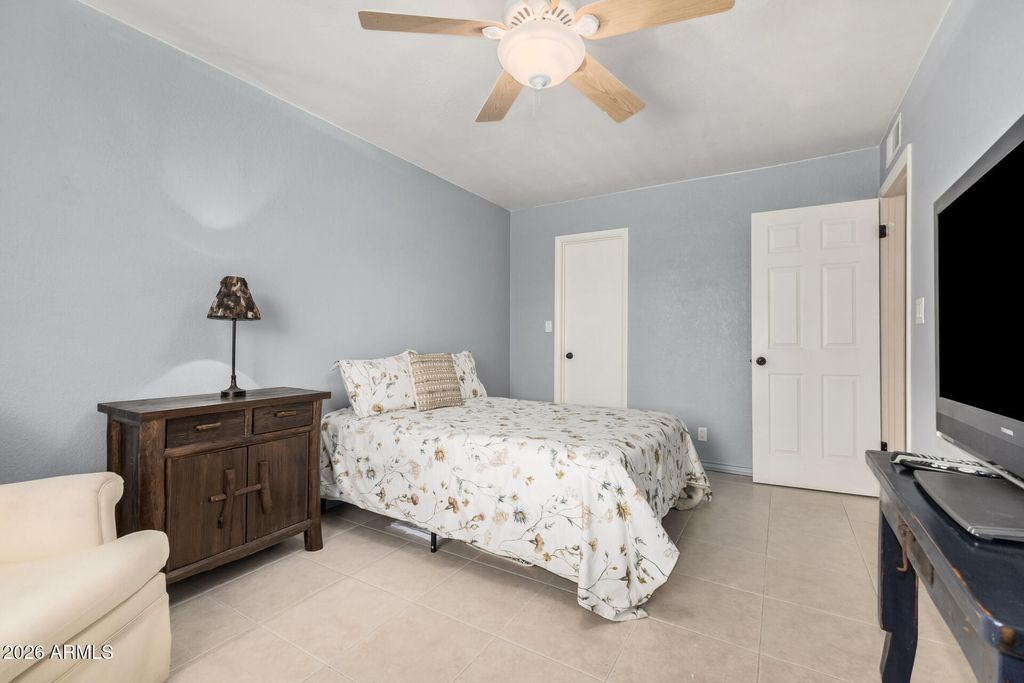 Image 22 of property listing at 10765 E SAHUARO Drive, Scottsdale, AZ 85259