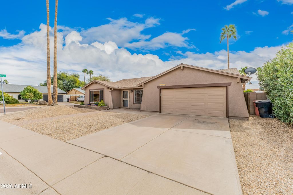 Image 3 of property listing at 10765 E SAHUARO Drive, Scottsdale, AZ 85259