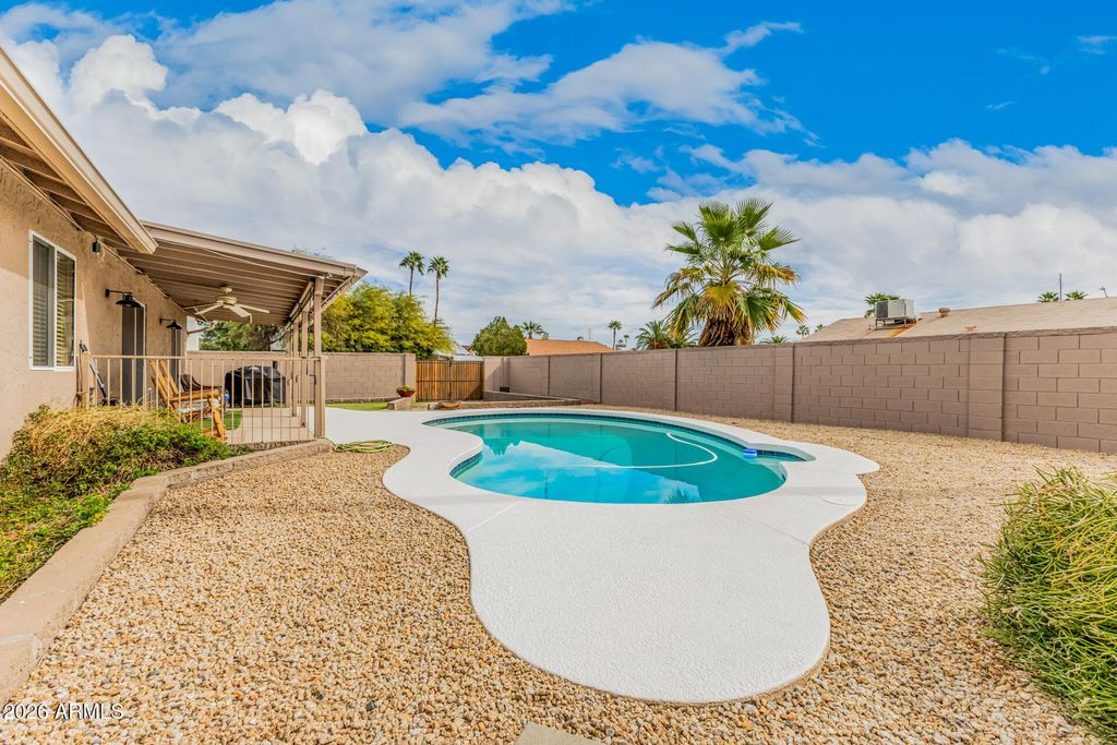 Image 30 of property listing at 10765 E SAHUARO Drive, Scottsdale, AZ 85259