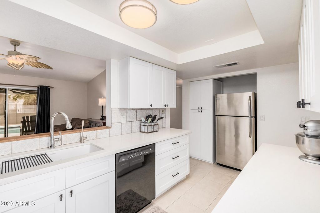 Image 5 of property listing at 10765 E SAHUARO Drive, Scottsdale, AZ 85259