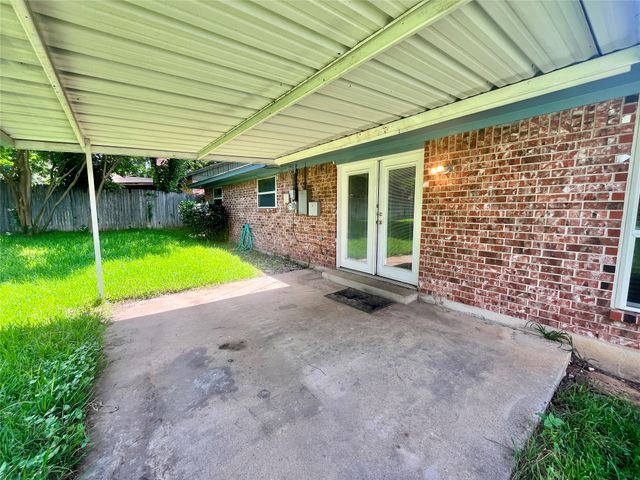 1703 Pecan Park Drive, Arlington, TX 76012
