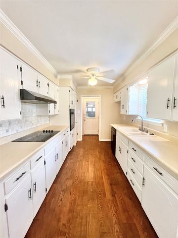 1703 Pecan Park Drive, Arlington, TX 76012