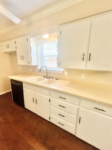1703 Pecan Park Drive, Arlington, TX 76012