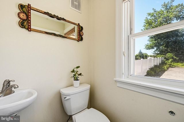 32 W MONTGOMERY AVE, Ardmore, PA 19003