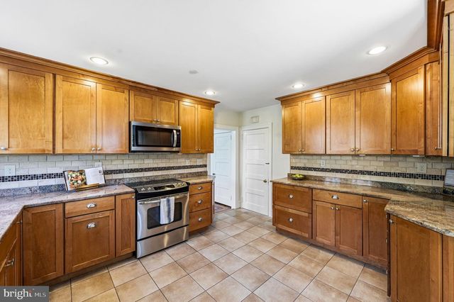 32 W MONTGOMERY AVE, Ardmore, PA 19003