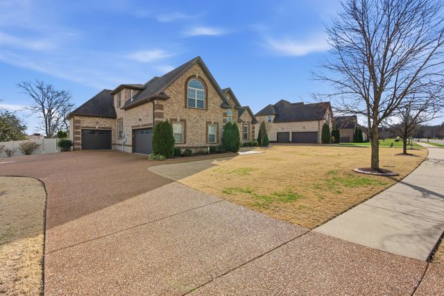 716 Farmington Dr, Lebanon, TN 37087