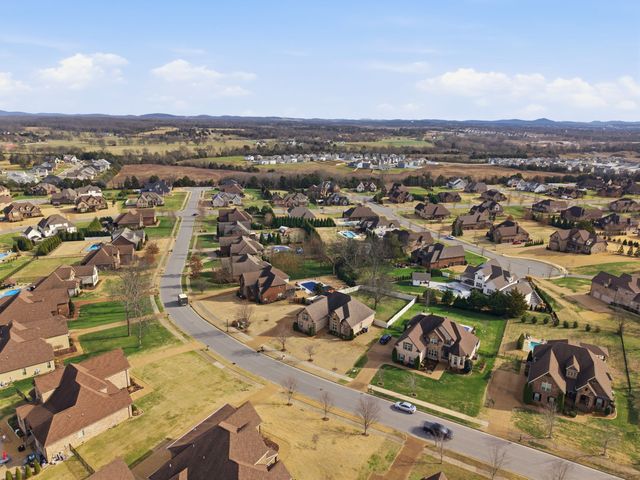 716 Farmington Dr, Lebanon, TN 37087