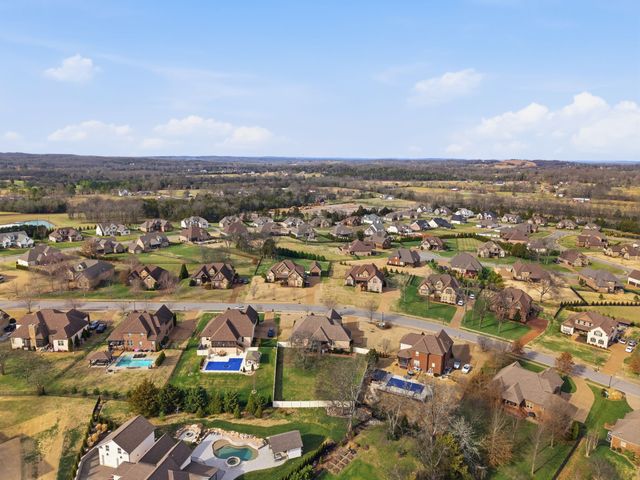 716 Farmington Dr, Lebanon, TN 37087