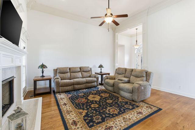 716 Farmington Dr, Lebanon, TN 37087