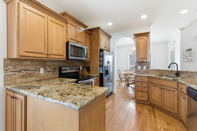 716 Farmington Dr, Lebanon, TN 37087