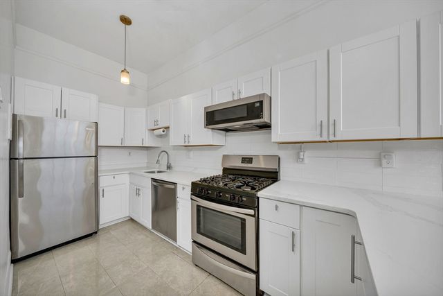 354 N Main St 204, Andover, MA 01810