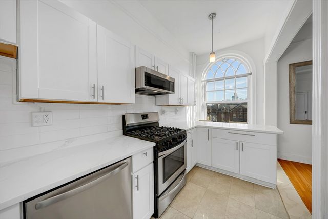 354 N Main St 204, Andover, MA 01810