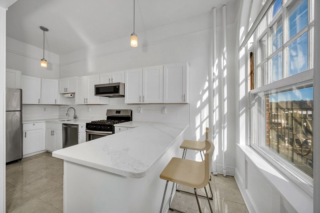 354 N Main St 204, Andover, MA 01810