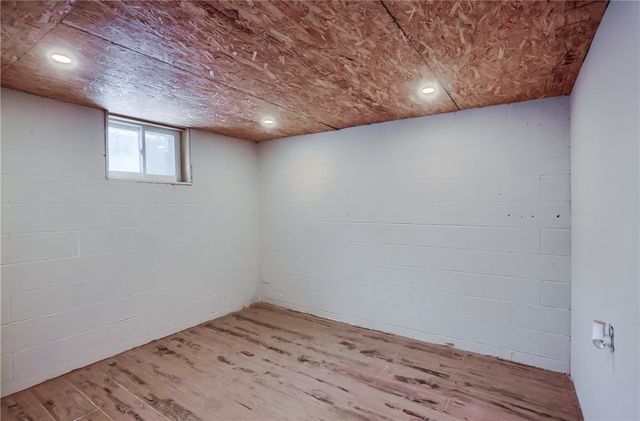 16 Birch Dr, Hempfield Twp, PA 16125