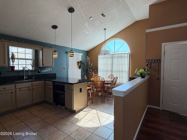 6516 Cottagemeadow Dr, Louisville, KY 40218