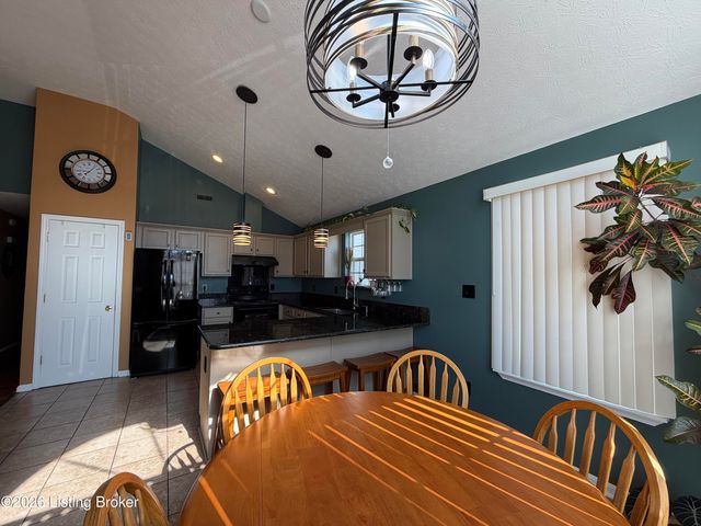 6516 Cottagemeadow Dr, Louisville, KY 40218