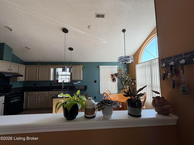 6516 Cottagemeadow Dr, Louisville, KY 40218