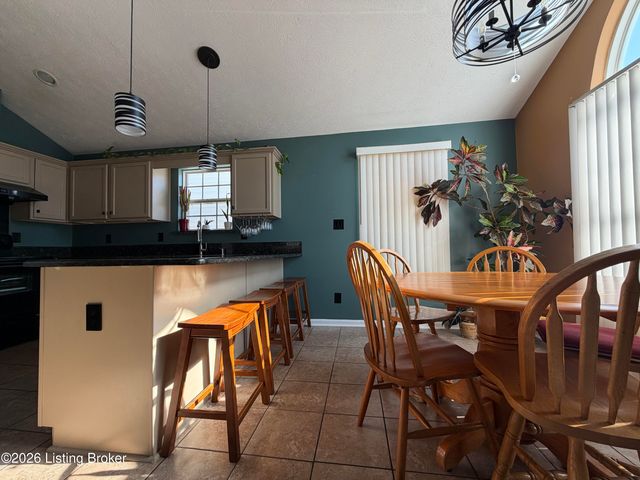 6516 Cottagemeadow Dr, Louisville, KY 40218