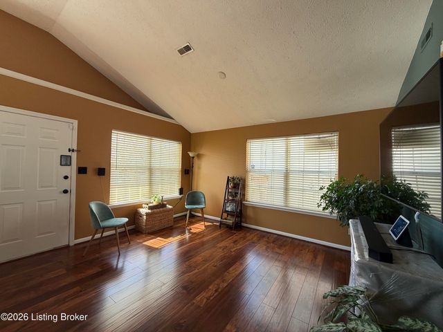 6516 Cottagemeadow Dr, Louisville, KY 40218