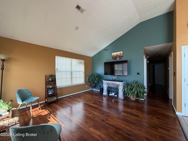 6516 Cottagemeadow Dr, Louisville, KY 40218