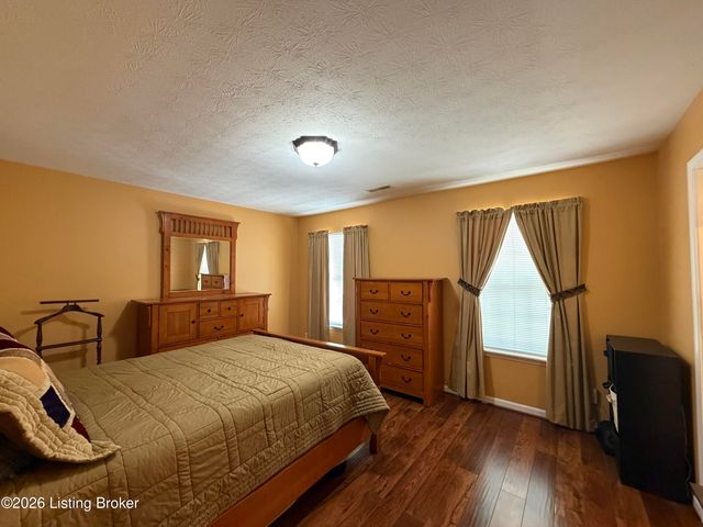 6516 Cottagemeadow Dr, Louisville, KY 40218