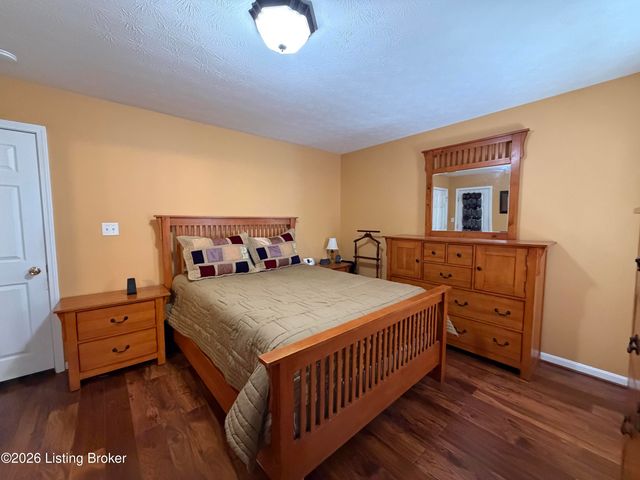 6516 Cottagemeadow Dr, Louisville, KY 40218