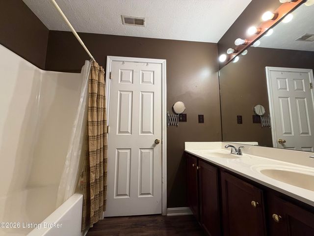 6516 Cottagemeadow Dr, Louisville, KY 40218