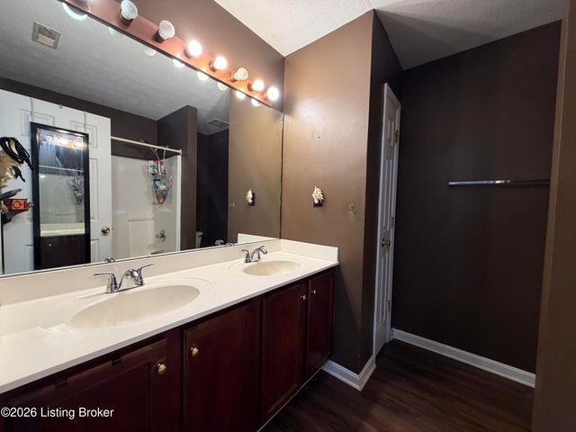 6516 Cottagemeadow Dr, Louisville, KY 40218