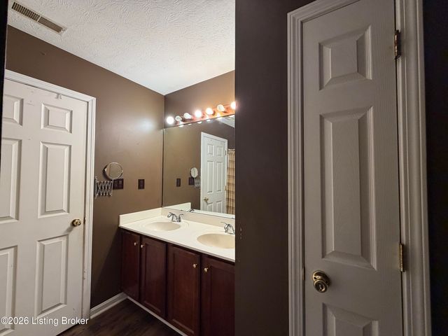 6516 Cottagemeadow Dr, Louisville, KY 40218