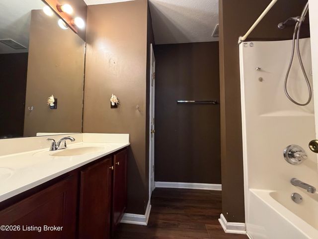 6516 Cottagemeadow Dr, Louisville, KY 40218