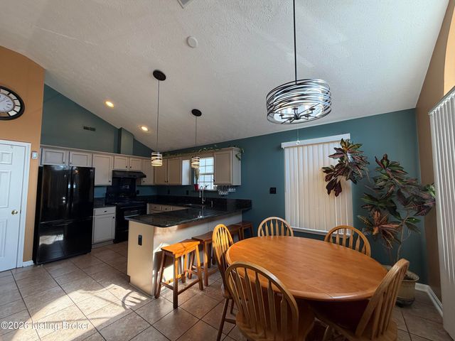 6516 Cottagemeadow Dr, Louisville, KY 40218