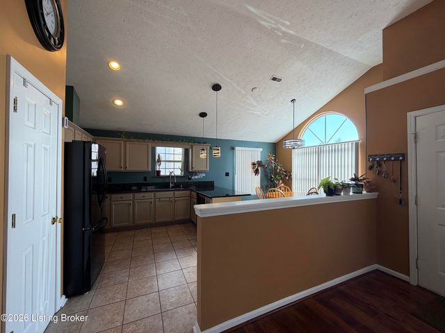 6516 Cottagemeadow Dr, Louisville, KY 40218