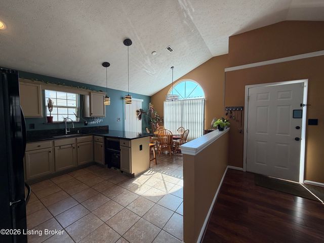 6516 Cottagemeadow Dr, Louisville, KY 40218