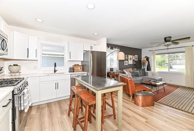 1624 Woodside DRIVE, New Berlin, WI 53151