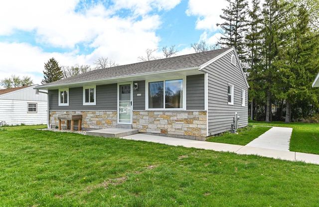 1624 Woodside DRIVE, New Berlin, WI 53151
